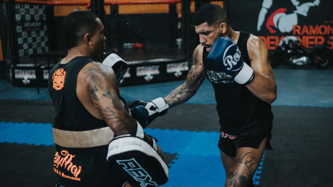 Leonardo Silva em posição de luta